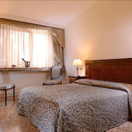 デロペラ ホテル 3*