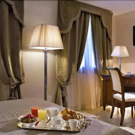 デロペラ ホテル 3*