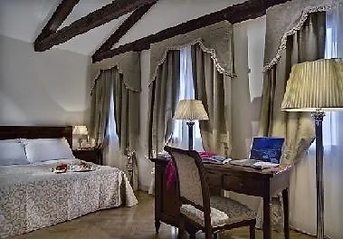 Dell'opera Hotel 3*