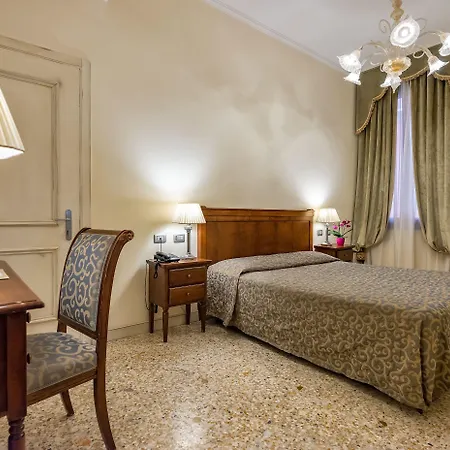 Dell'opera Hotel 3*