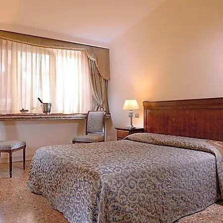 Dell'opera Hotel 3*