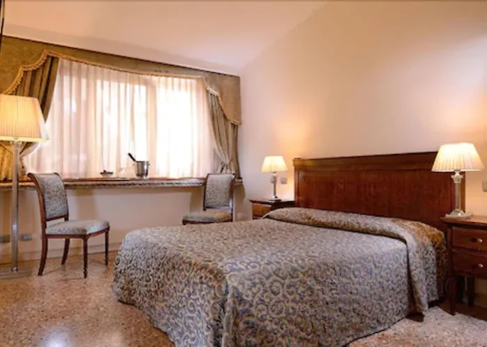 Dell'opera Hotel 3*