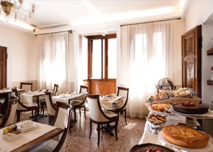 Dell'opera Hotel Venecia