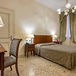 Dell'opera Szálloda 3*